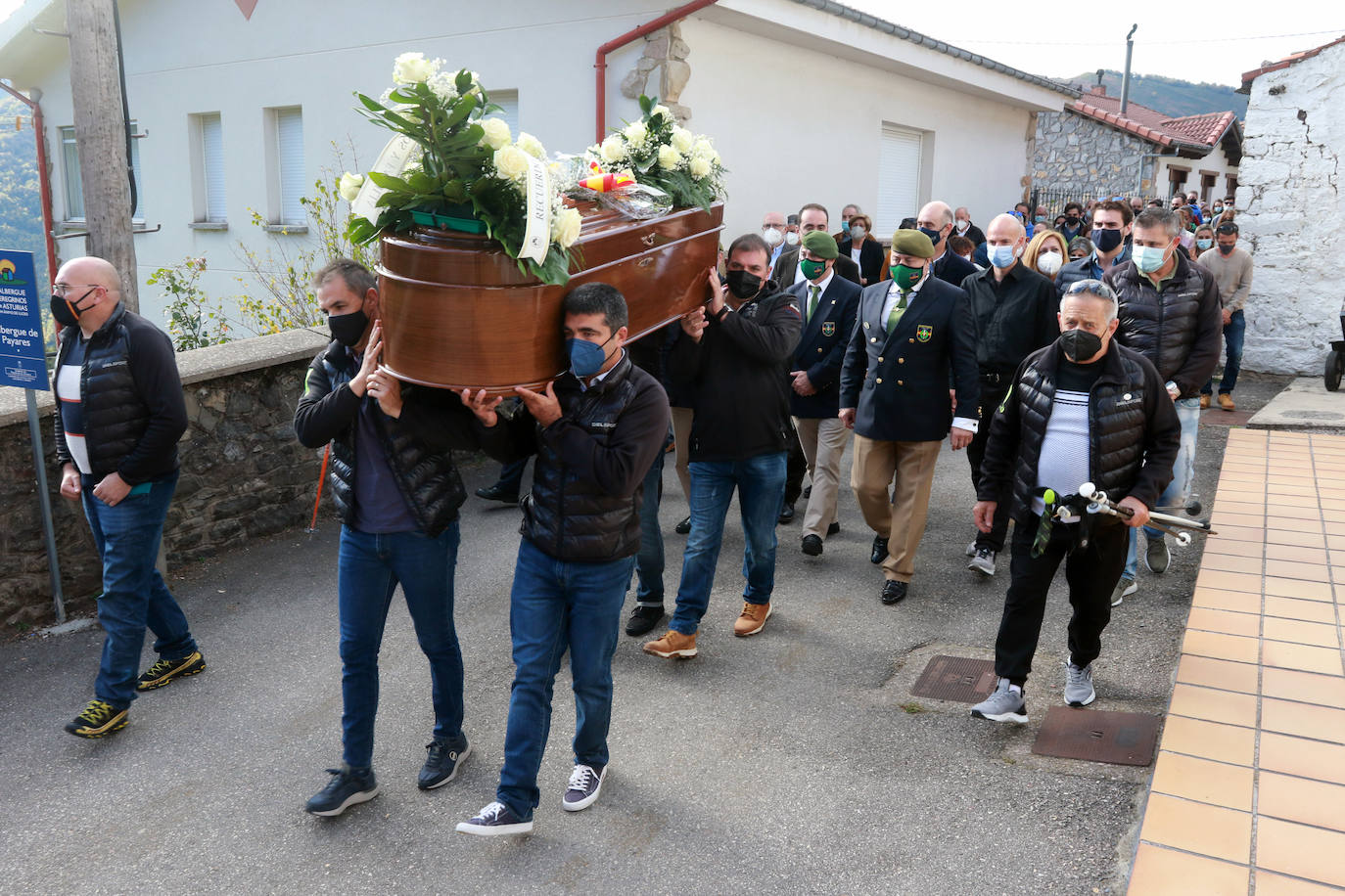 El pueblo de Pajares ha dado su último adiós Ángel González de Lena, 'Gelito', impulsor de la estación lenense desde sus inicios en 1957 y miembro de Los Galgos. 