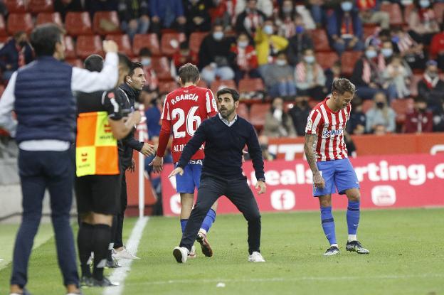 Gallego se dirige al banquillo tras el pisotón de Roque Mesa a Villalba, a la derecha de la imagen, quien quiso acabar el partido. 