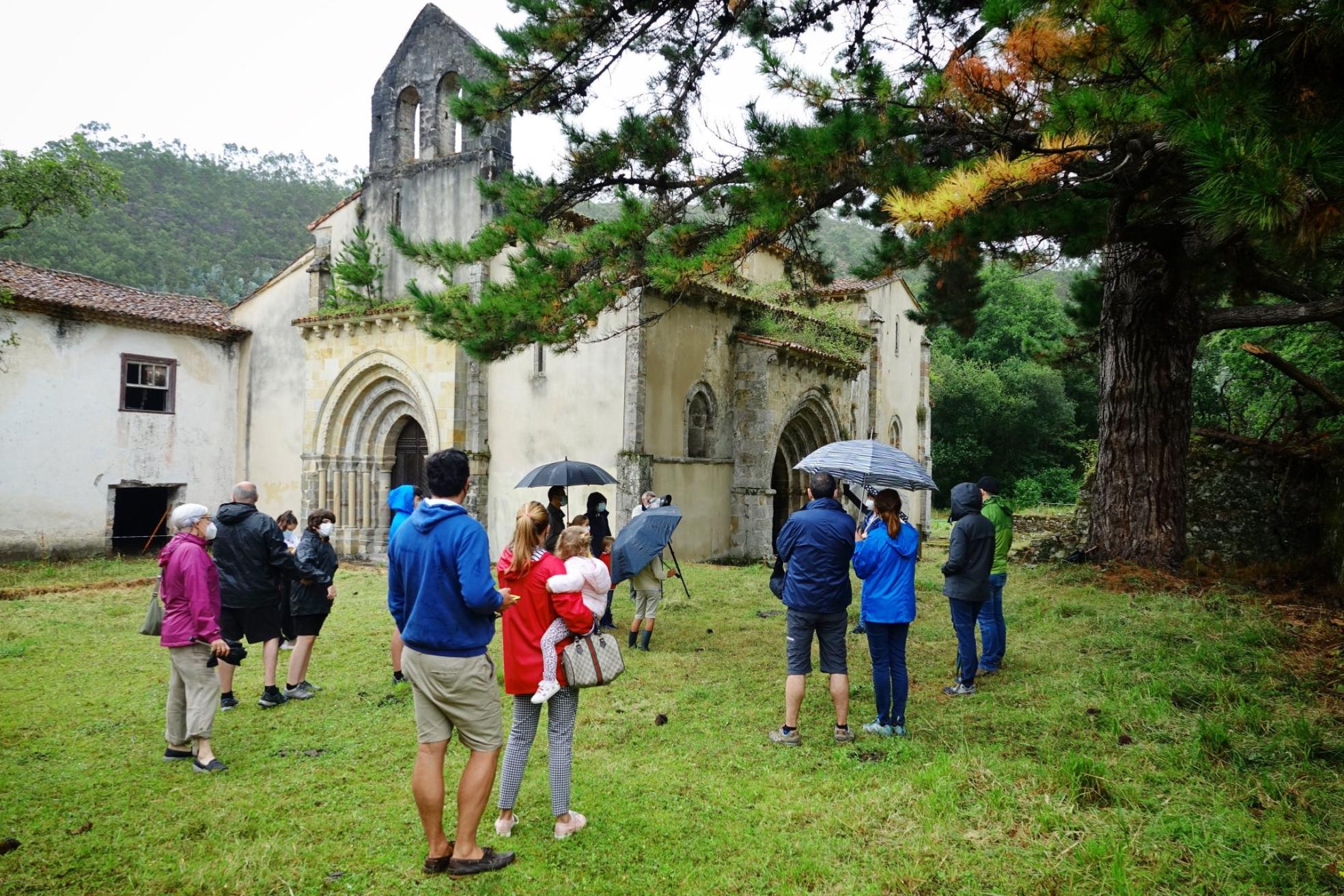 Una de las visitas guiadas a la iglesia románica. 