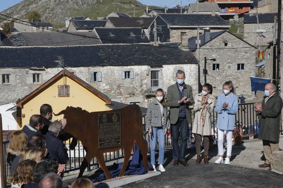 Los Reyes y sus hijas descubren la placa que recuerda que El Puerto es Pueblo Ejemplar de Asturias. 