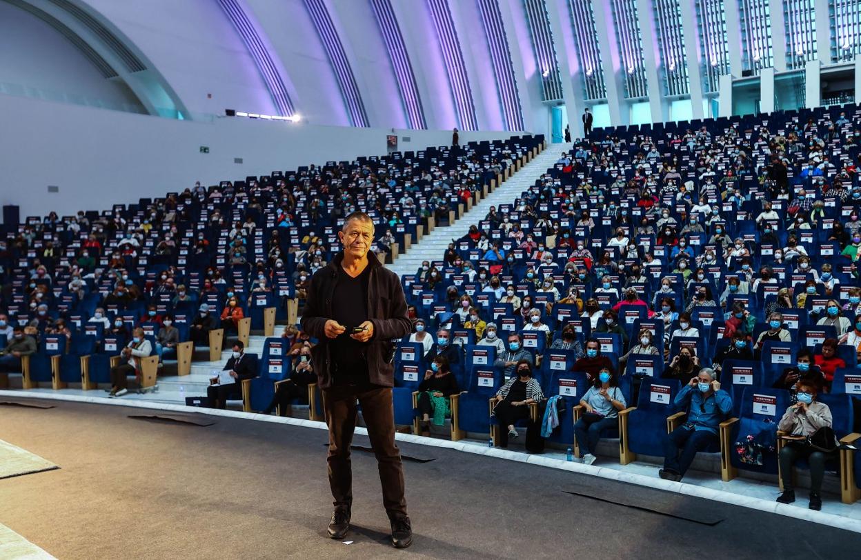 Emmanuel Carrère con el público al fondo, antes del encuentro con los clubes de lectura, que se desarrolló en el Calatrava. 