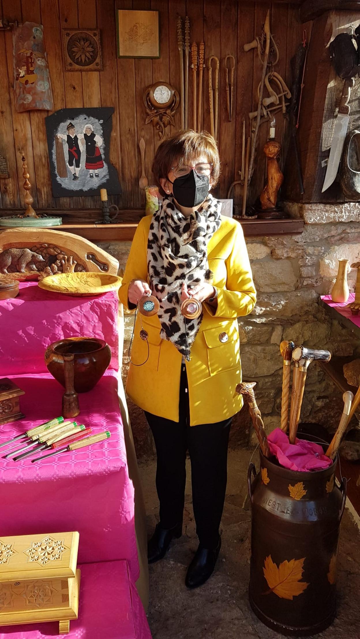 María Teresa Lorences enseña alguna de sus artesanías. Nuria Martínez y Juan Carlos del Oso con Pelayo y Yago, de cinco meses y dos años y medio. 