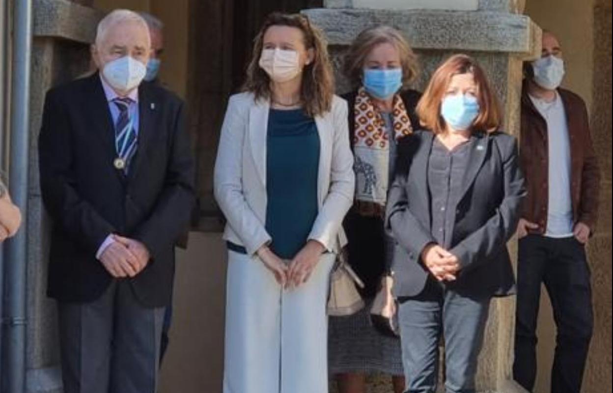 Javier Fernández Conde junto a la alcaldesa y la vicerrectora de extensión universitaria y proyección cultural. 