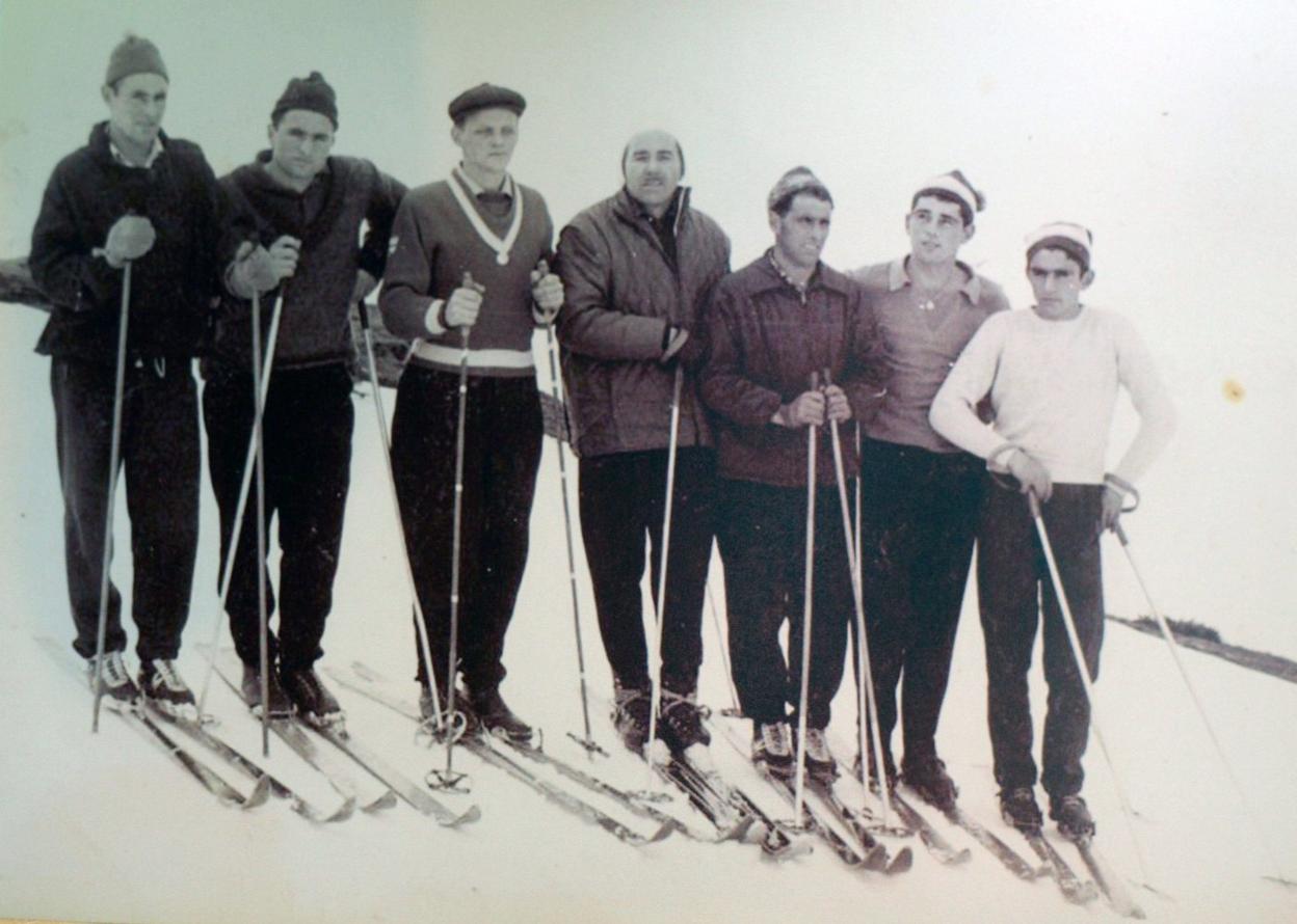 González de Lena (primero por la derecha), junto con sus compañeros en Pajares. 