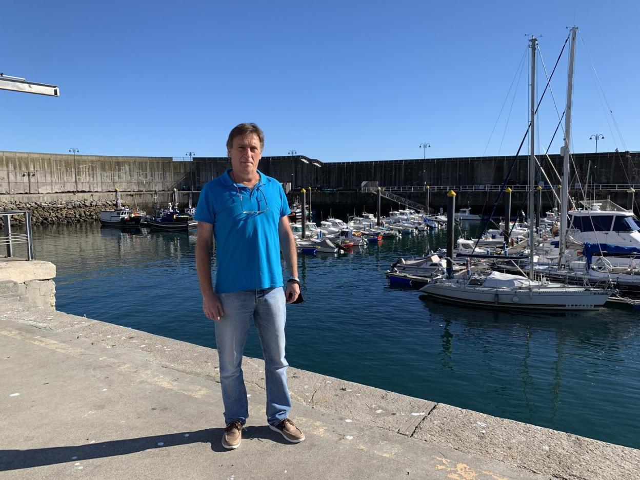 Javier Menéndez, nuevo patrón de la Cofradía Santa María de Sábada de Lastres, en el puerto. 