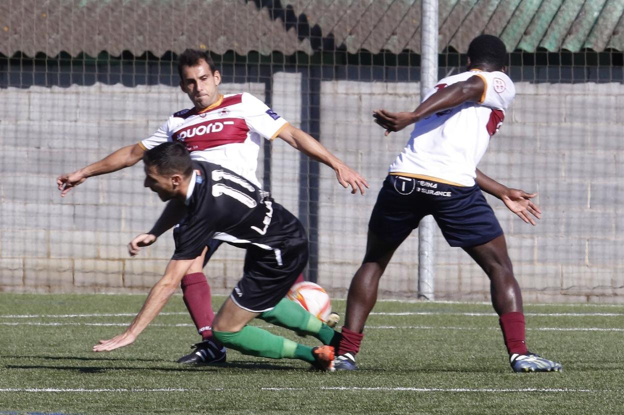 Riki Navarro y Fidalgo disputan, con Baba atento. 