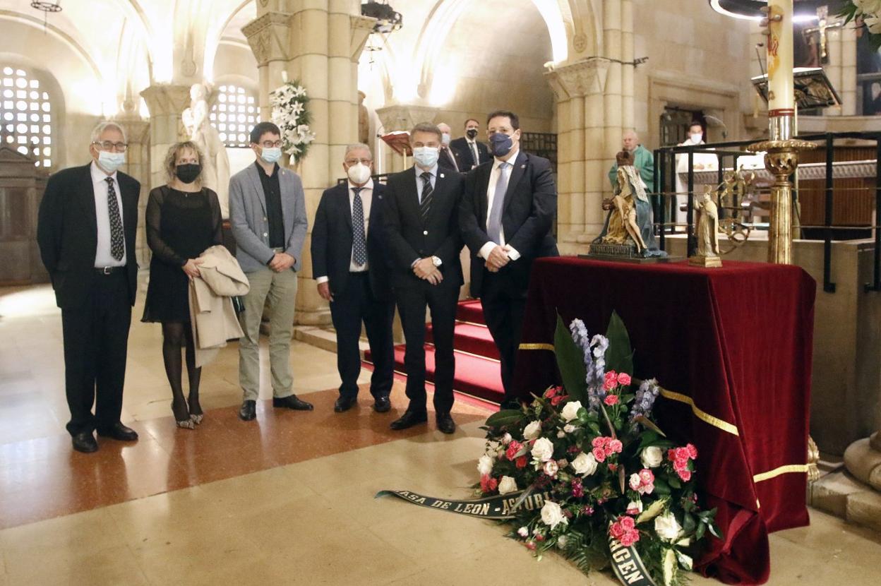 Juan Carlos Díaz, Concepción Alonso, Jorge Mateos, Raúl Nistal, Juan Pablo Regadera y José María Fernández, en la iglesia de San Pedro ante las imágenes de la Virgen del Camino y San Froilán. 