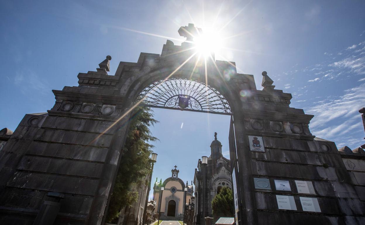 Acceso y entorno de la capilla del cementerio de La Carriona. 