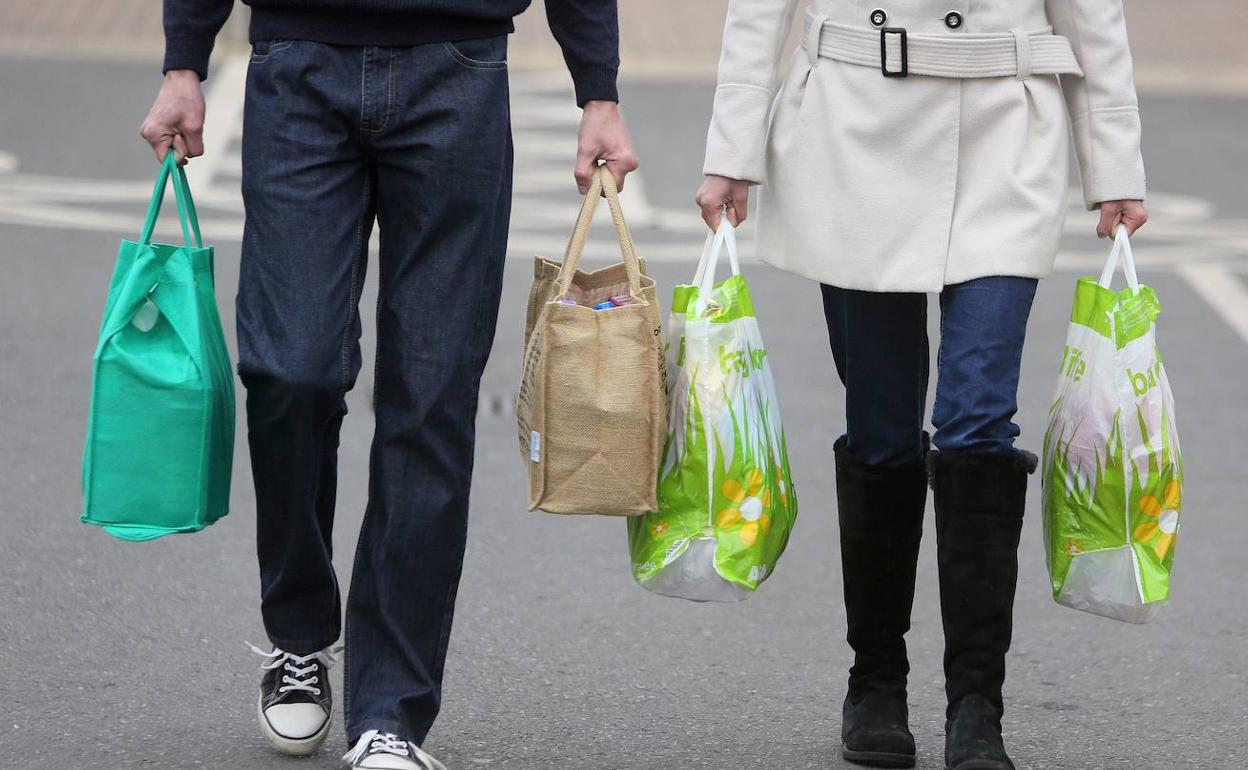 La OCU advierte a los consumidores de una reducción en la cantidad de producto para subir los precios en los supermercados. 