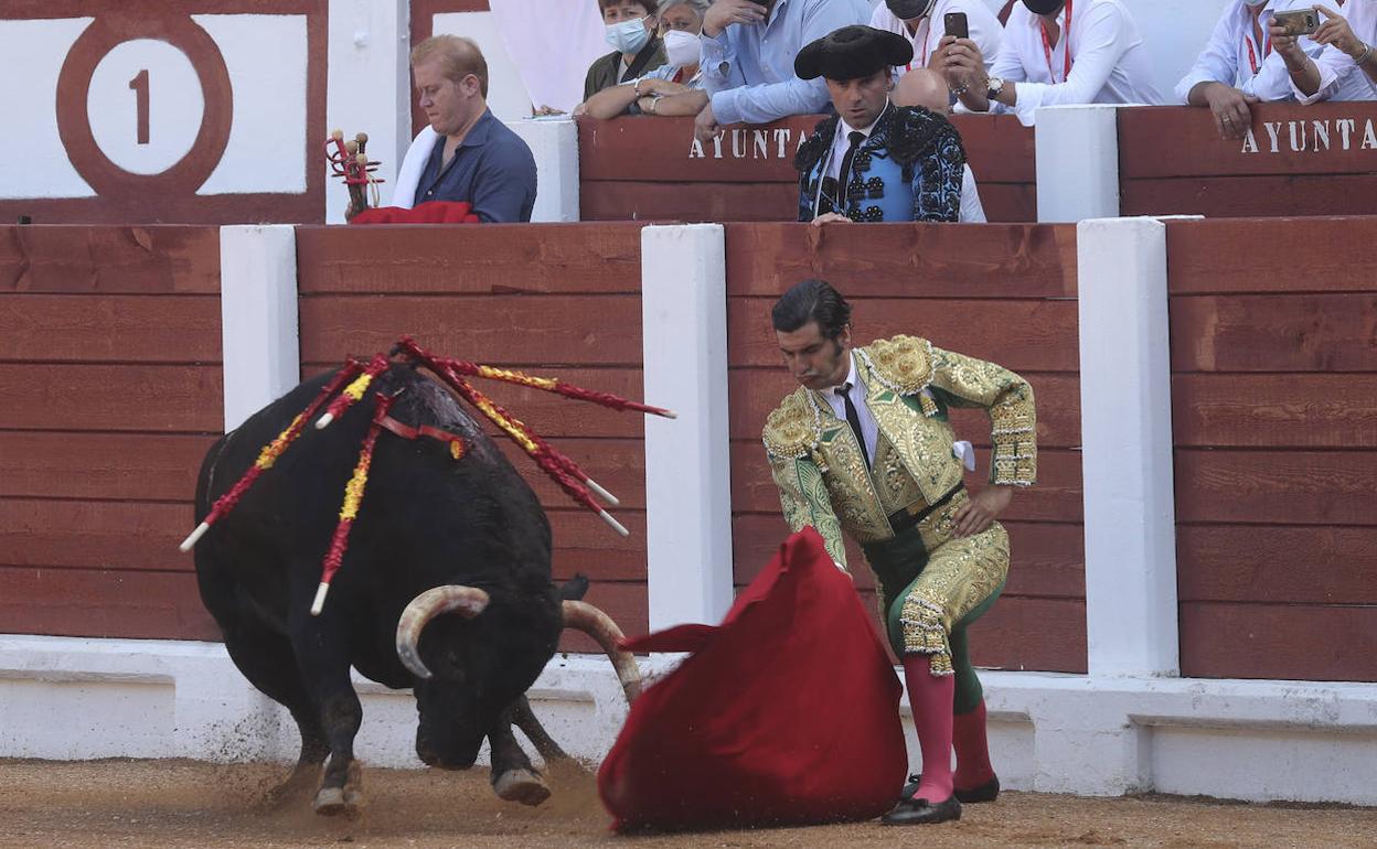 Morante de la Puebla en la tercera corrida de la Feria Taurina de Begoña, en la plaza de El Bibio. 