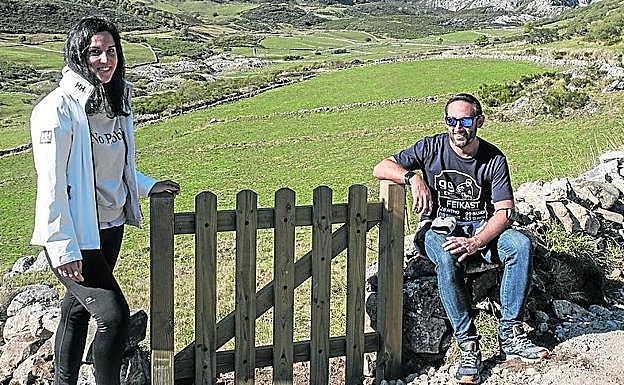 unto a estas líneas, Javier Feito y Violeta Cerezo, avilesinos con familia en El Puerto, posan ante una cerca. A la derecha, María Esther Fernández Marrón, tras la barra de Casa Mingo.