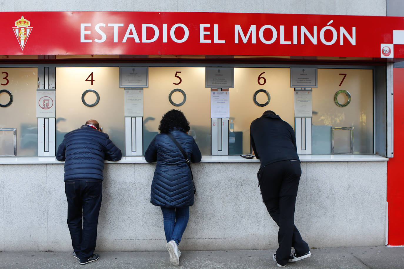 Fotos: Largas colas en El Molinón para conseguir entradas para el Anxo Carro