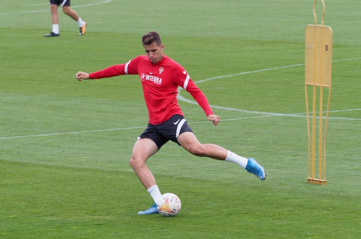 Christian Rivera, en un entrenamiento con el Sporting. 