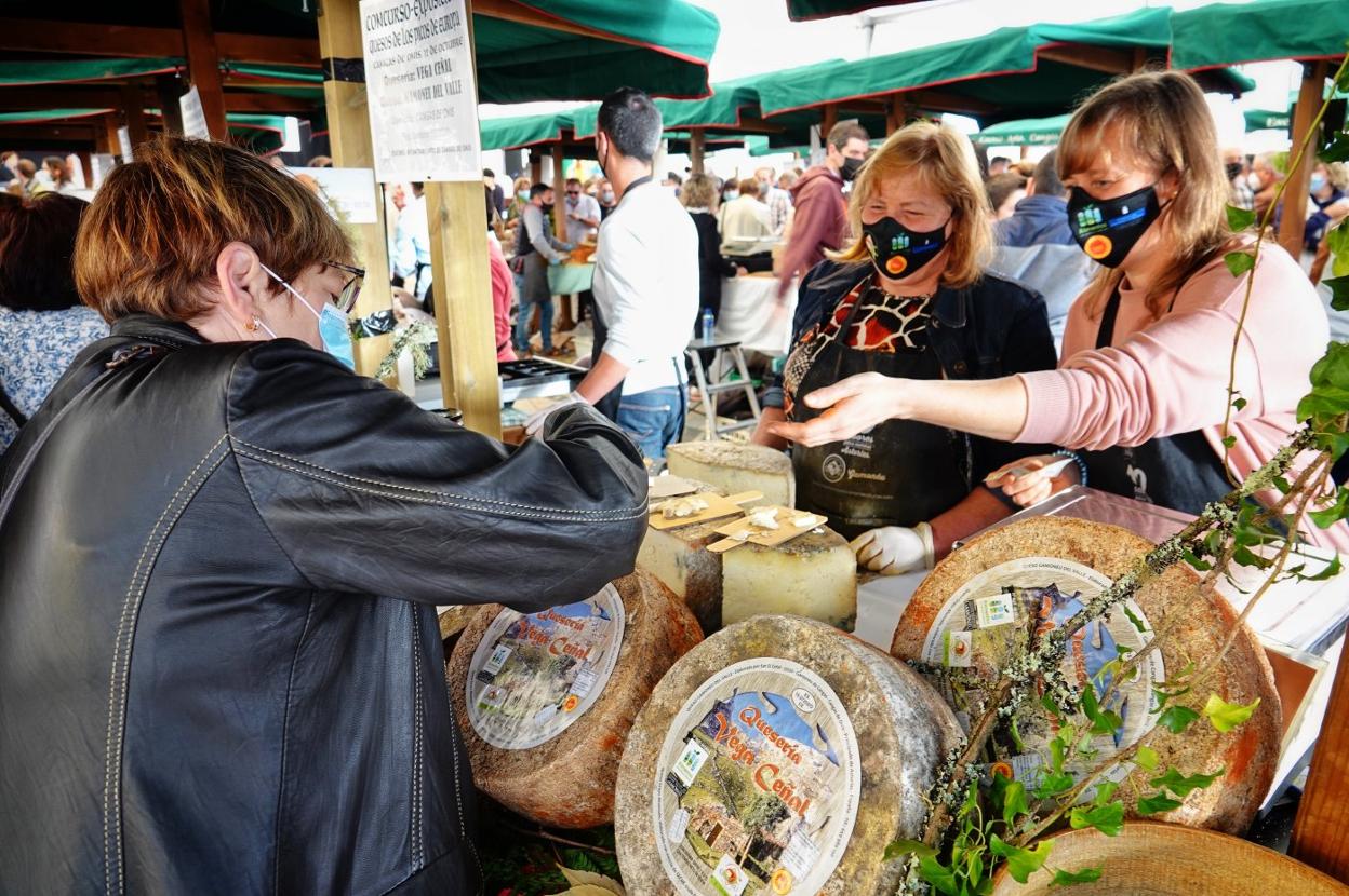 Venta de Gamonéu en la última feria quesera de Cangas de Onís. 