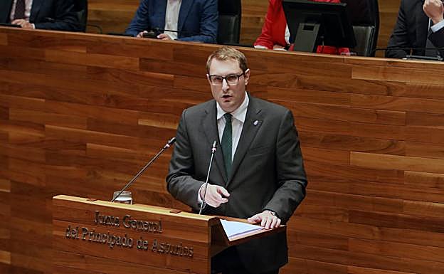 Adrián Pumares interviene, ayer, en el debate de orientación política en la Junta General. 