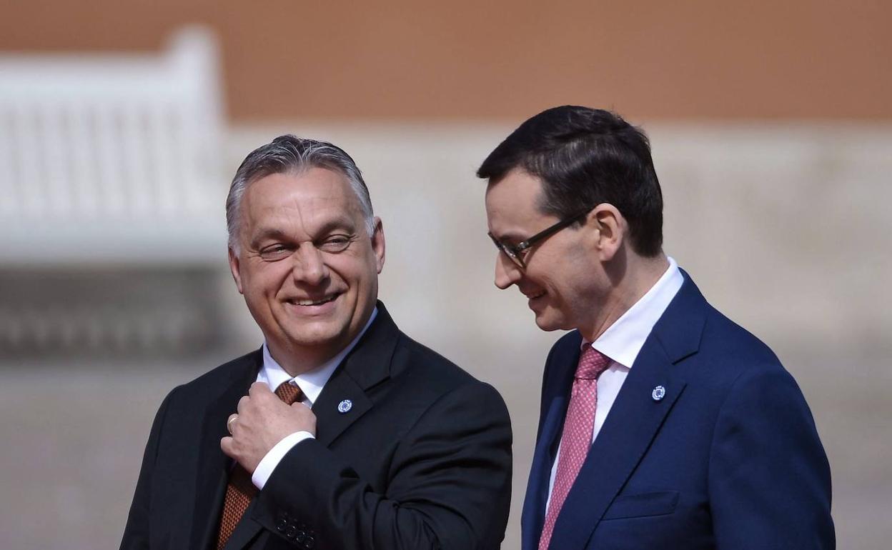 El primer ministro polaco, Mateusz Morawiecki, junto a su homólogo huúngaro Victor Orban. 