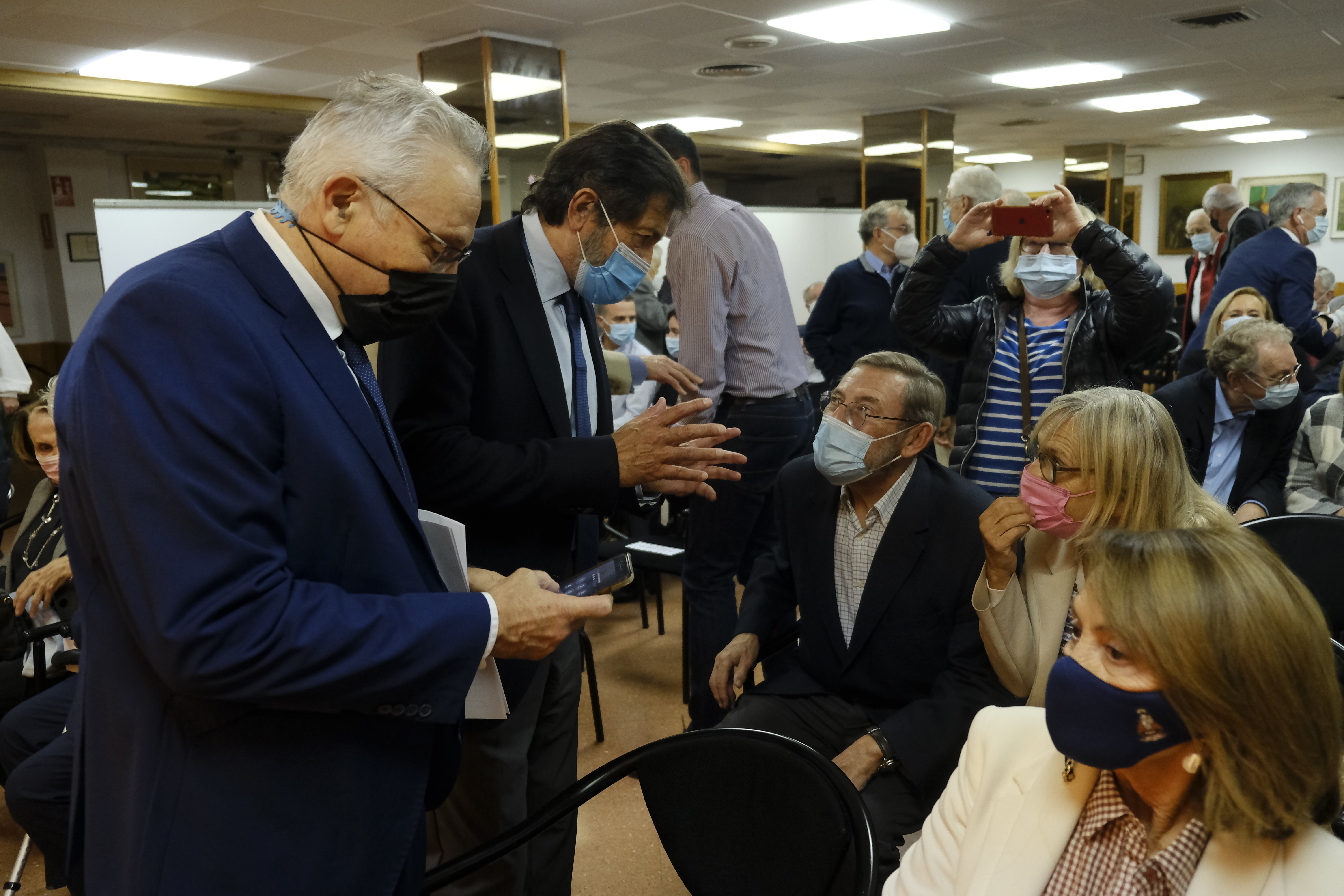El expresidente del Principado Javier Fernández recibió la Manzana de Oro del Centro Asturiano en Madrid. Le introdujo otro expresidente, Antonio Trevín, quien recordó que «no quiso ser ministro de Industria», ironizando que «nos habría venido bien para el recibo de la luz». 