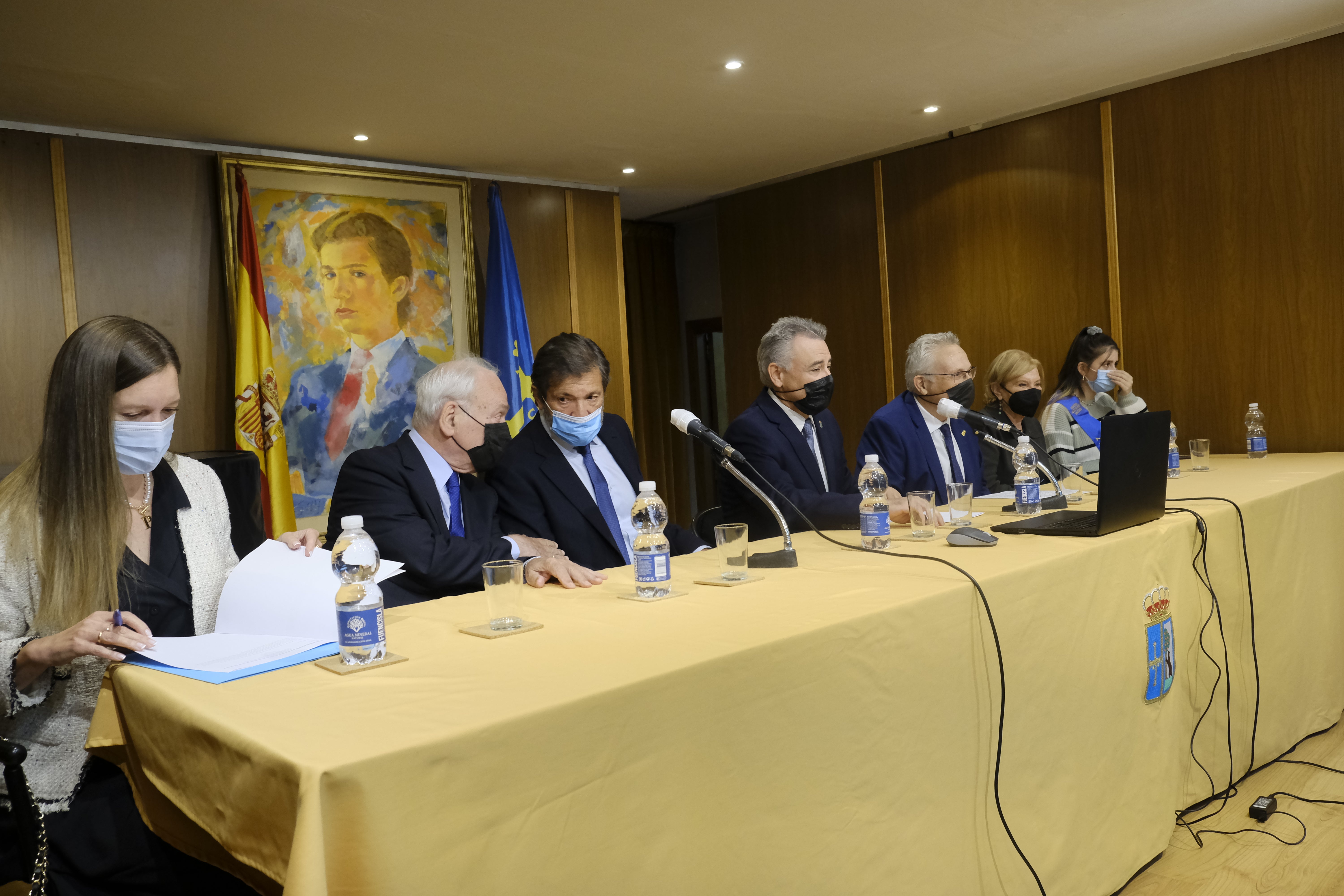 El expresidente del Principado Javier Fernández recibió la Manzana de Oro del Centro Asturiano en Madrid. Le introdujo otro expresidente, Antonio Trevín, quien recordó que «no quiso ser ministro de Industria», ironizando que «nos habría venido bien para el recibo de la luz». 