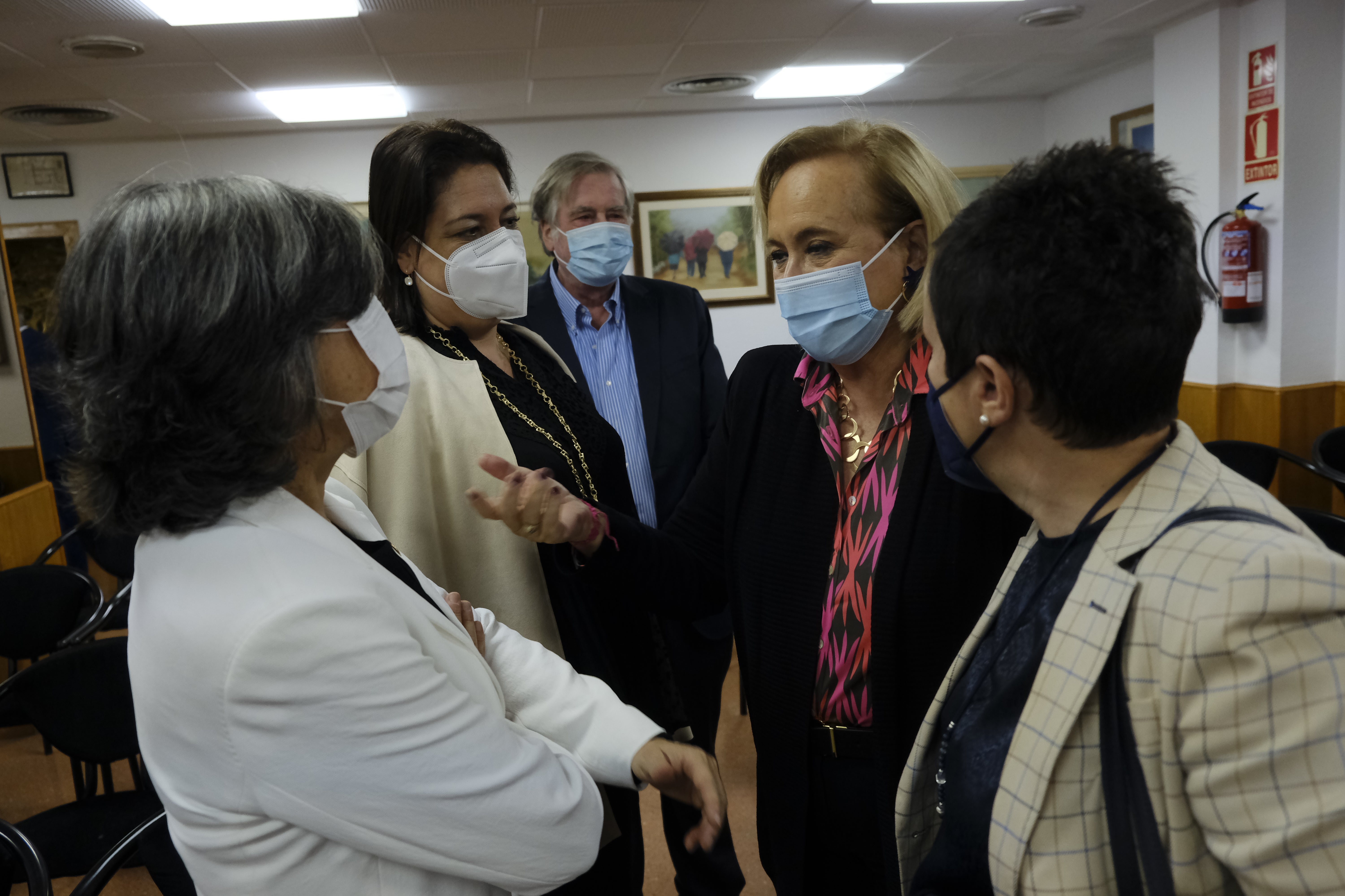 El expresidente del Principado Javier Fernández recibió la Manzana de Oro del Centro Asturiano en Madrid. Le introdujo otro expresidente, Antonio Trevín, quien recordó que «no quiso ser ministro de Industria», ironizando que «nos habría venido bien para el recibo de la luz». 