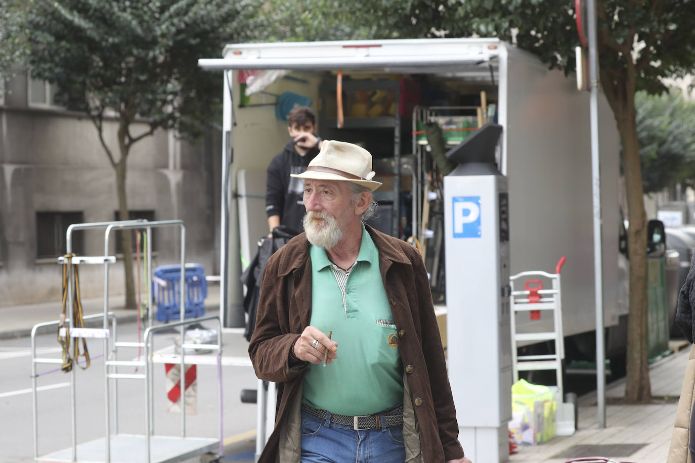 Gijón se ha convertido en plató de rodaje para una película que la productora Vaca Net prepara para Neflix. La historia se inicia el día del confinamiento por la covid-19, cuando una joven aparece sola en las calles de Infiesto, localidad que da nombre a la película que dirige Patxi Amezcua y en la que trabajan, entre otros, actores como Luis Zahera. 