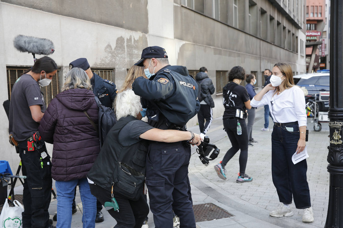 Gijón se ha convertido en plató de rodaje para una película que la productora Vaca Net prepara para Neflix. La historia se inicia el día del confinamiento por la covid-19, cuando una joven aparece sola en las calles de Infiesto, localidad que da nombre a la película que dirige Patxi Amezcua y en la que trabajan, entre otros, actores como Luis Zahera. 