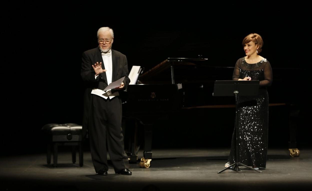 Luis Vázquez del Fresno y Beatriz Díaz, ayer en el Teatro Jovellanos. 