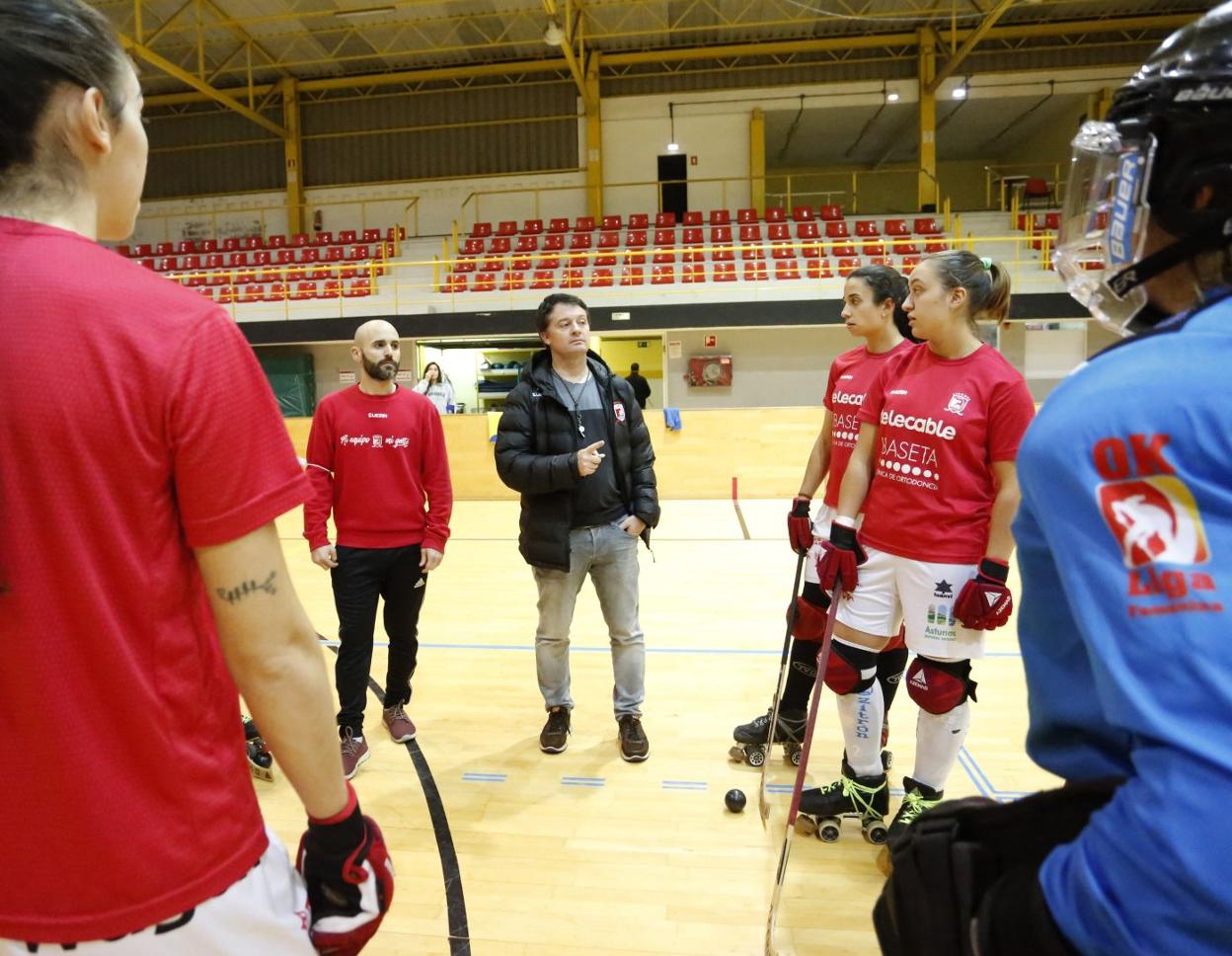 El técnico Fernando Sierra da indicaciones a sus jugadoras durante la sesión de ayer en Mata-Jove. 