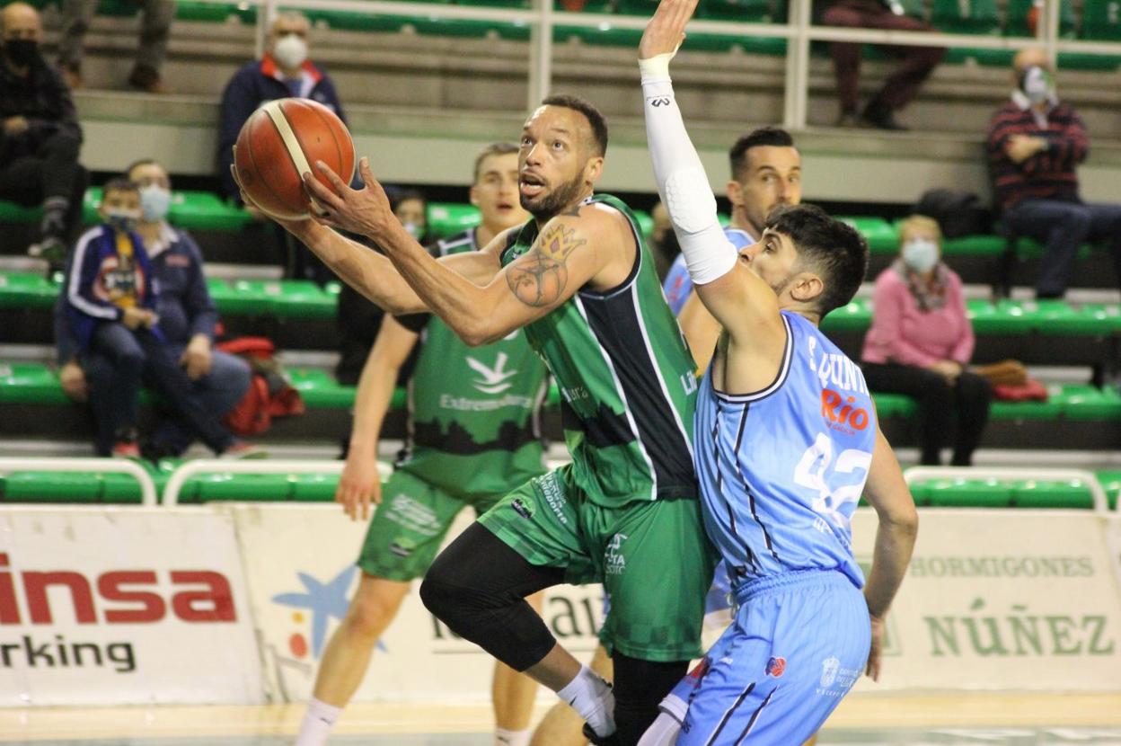 El escolta de Cabo Verde, durante un encuentro de la pasada temporada con el Cáceres. 