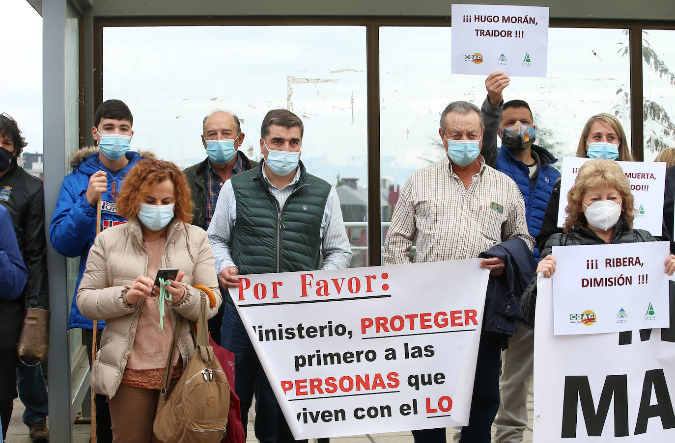 Sindicatos agrarios de Asturias se han concentrado este viernes frente a la Facultad de Derecho de la Universidad de Oviedo, donde iba a participar en un acto el secretario de Estado de Medio Ambiente, Hugo Morán. Un centenar de profesionales del sector agrario han increpado a Morán al grito de «traidor» por la inclusión del lobo en el Listado Oficial de Especies en Régimen de Protección Especial (Lespre). Finalmente, el secretario de Estado ha accedido a reunirse con ellos y cumplir así con una de las reivindicaciones del sector: el ser escuchados. 