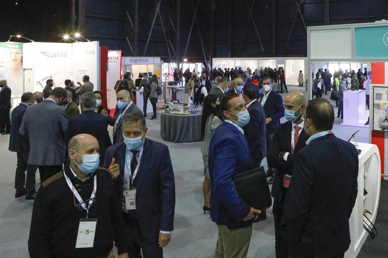 Aspecto que presentaba a media mañana el pabellón central, donde está la exposición comercial. 