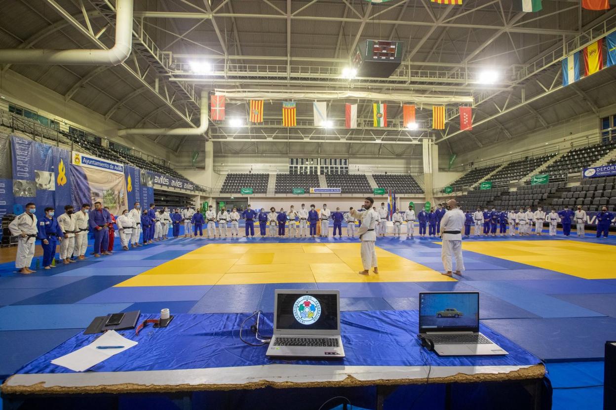 Vista del montaje del pabellón central del Complejo Deportivo Avilés y el entrenamiento conjunto desde una de las mesas de la organización. 