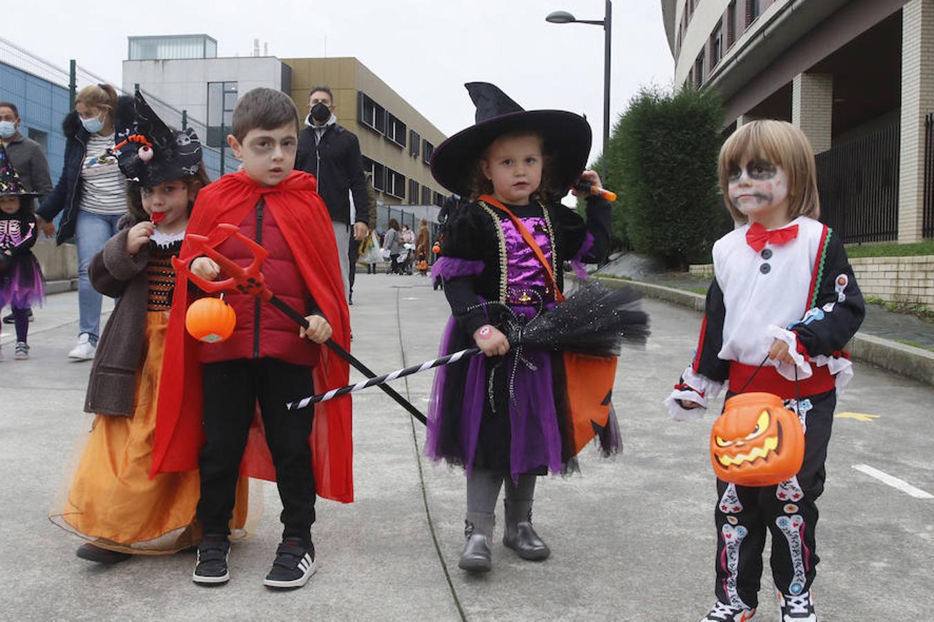 El colegio Carmen Ruiz Tilve en el barrio de Prados de la Vega, la Corredoria (Oviedo), celebró este viernes la Noche de las Ánimas con un desfile repleto de terror con los atuendos de los más pequeños. 