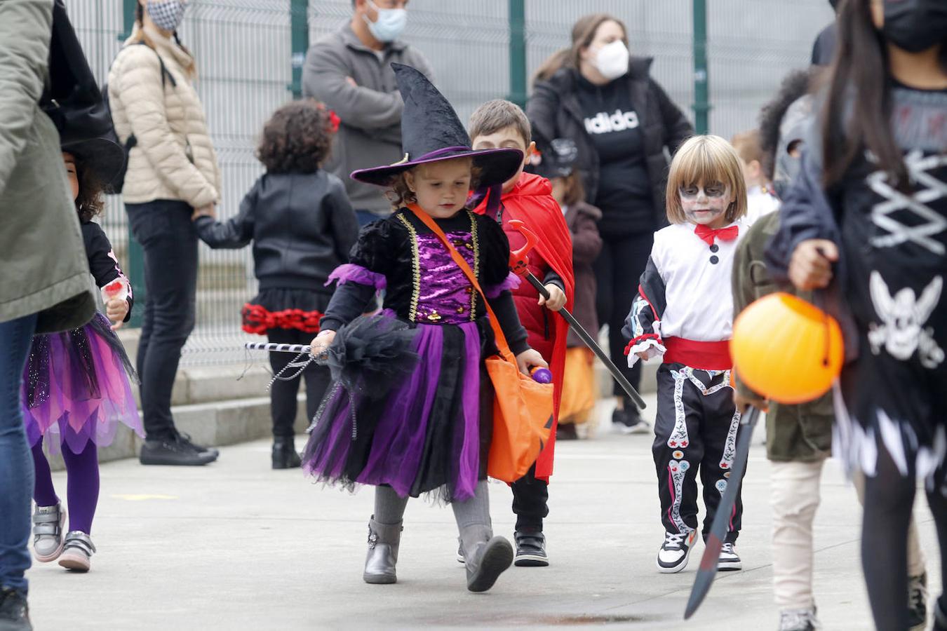 El colegio Carmen Ruiz Tilve en el barrio de Prados de la Vega, la Corredoria (Oviedo), celebró este viernes la Noche de las Ánimas con un desfile repleto de terror con los atuendos de los más pequeños. 