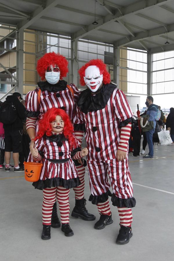 El colegio Carmen Ruiz Tilve en el barrio de Prados de la Vega, la Corredoria (Oviedo), celebró este viernes la Noche de las Ánimas con un desfile repleto de terror con los atuendos de los más pequeños. 