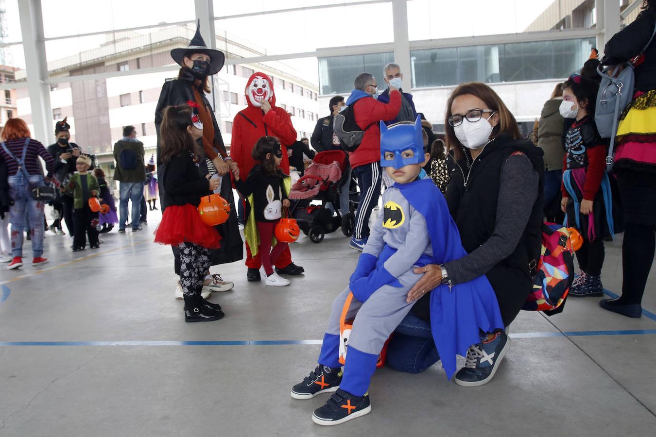 El colegio Carmen Ruiz Tilve en el barrio de Prados de la Vega, la Corredoria (Oviedo), celebró este viernes la Noche de las Ánimas con un desfile repleto de terror con los atuendos de los más pequeños. 