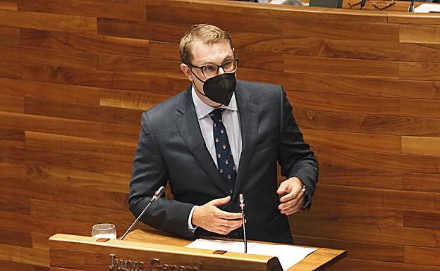 En la imagen, Adrián Pumares | En el vídeo, la pieza elaborada por Foro Asturias para criticar la abstención del PP a sus medidas