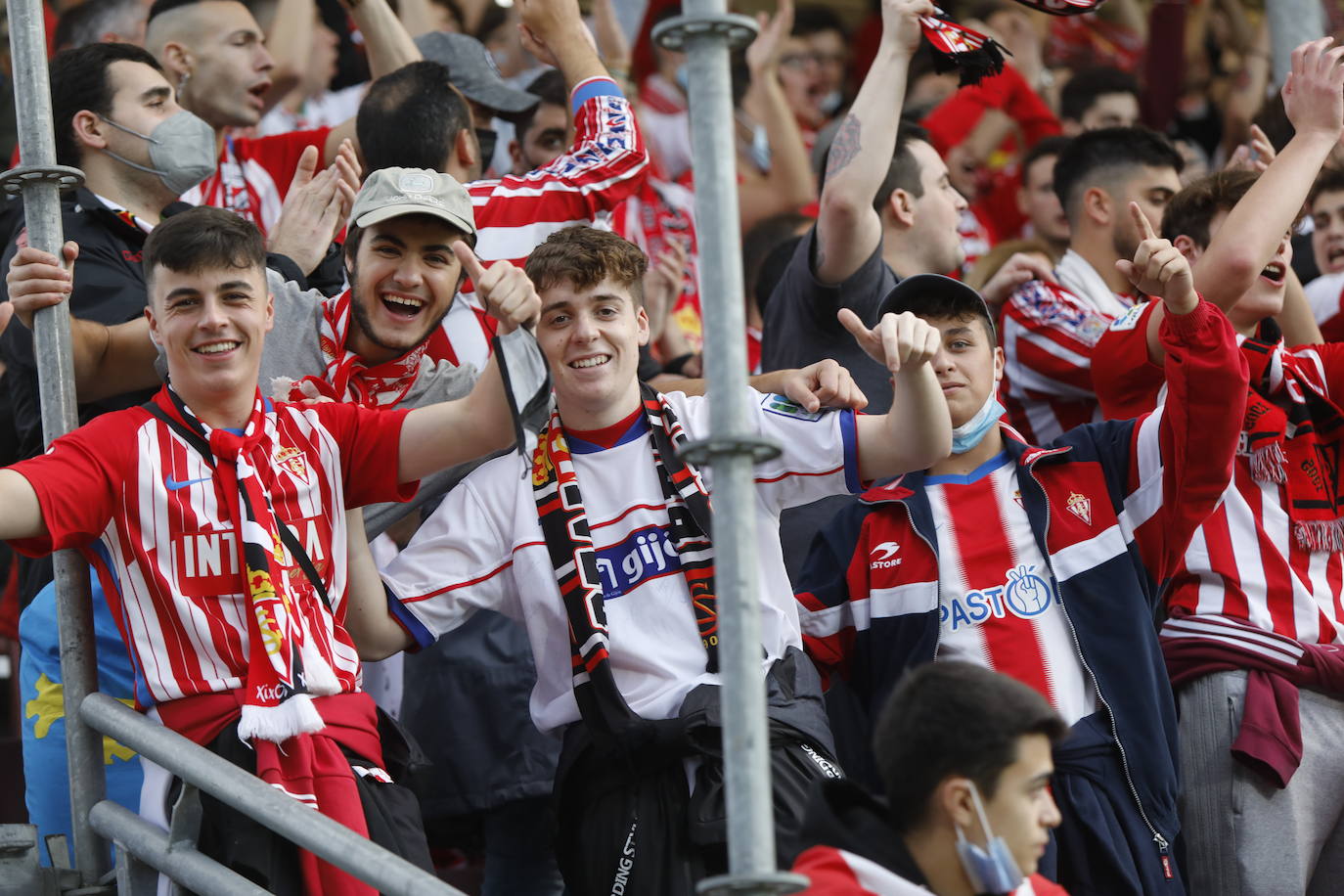 La afición del Sporting ha viajado a Lugo para empujar al equipo gijonés hacia la victoria 