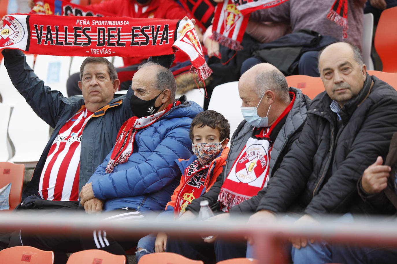 La afición del Sporting ha viajado a Lugo para empujar al equipo gijonés hacia la victoria 