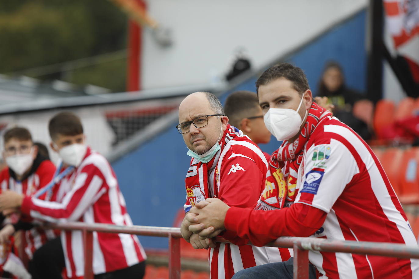 La afición del Sporting ha viajado a Lugo para empujar al equipo gijonés hacia la victoria 