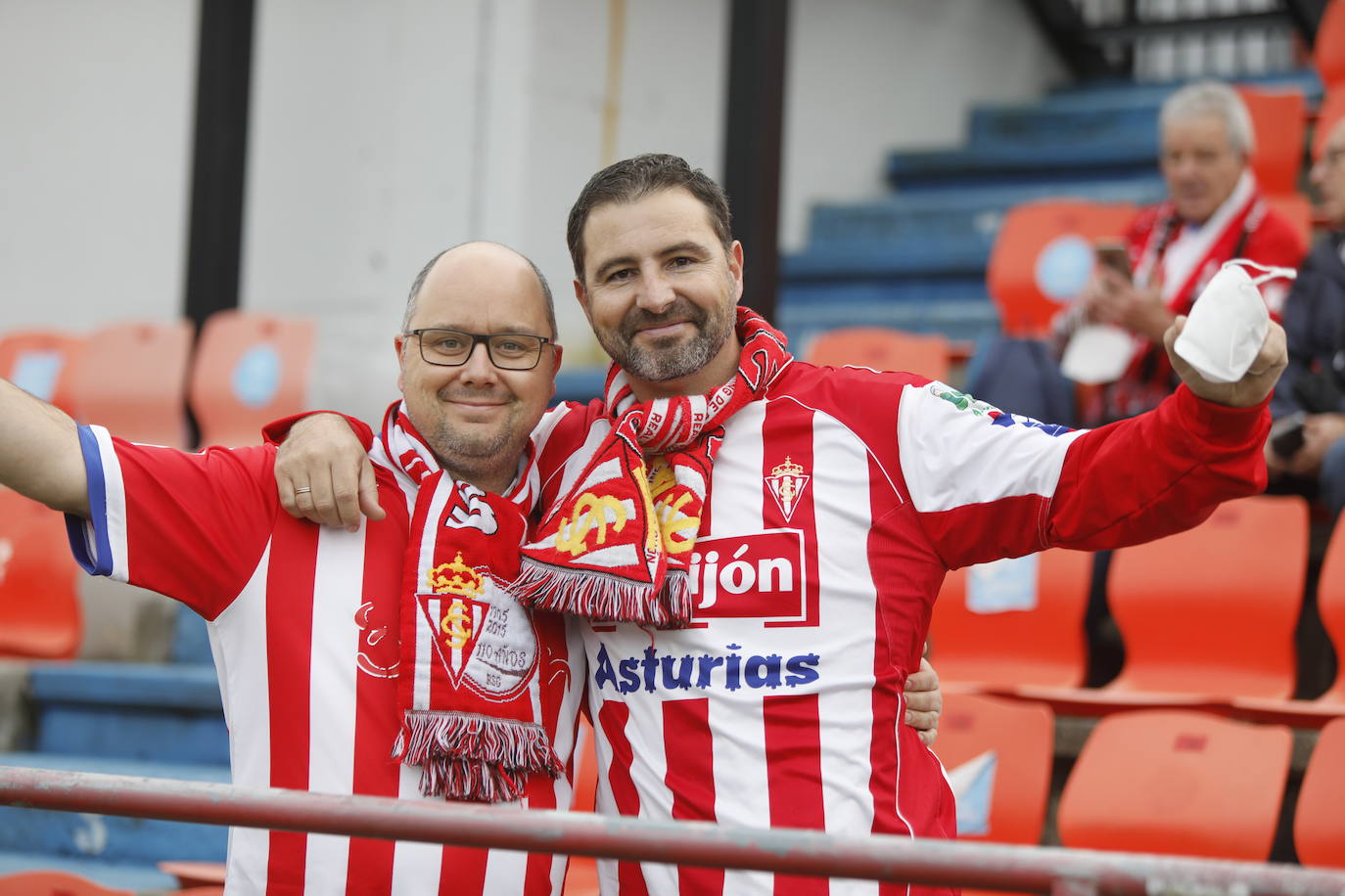 La afición del Sporting ha viajado a Lugo para empujar al equipo gijonés hacia la victoria 