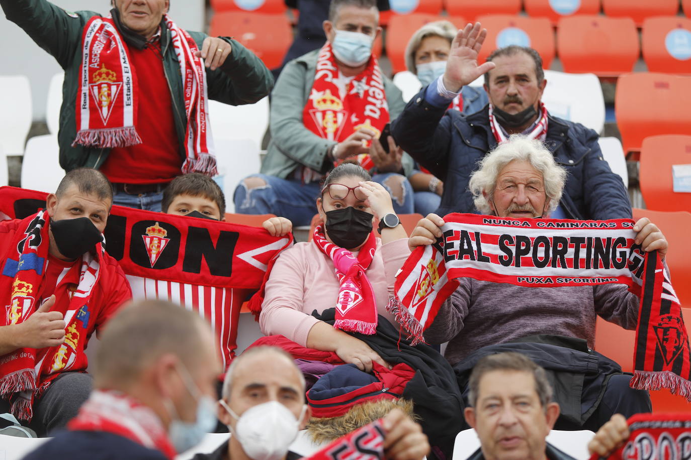 La afición del Sporting ha viajado a Lugo para empujar al equipo gijonés hacia la victoria 