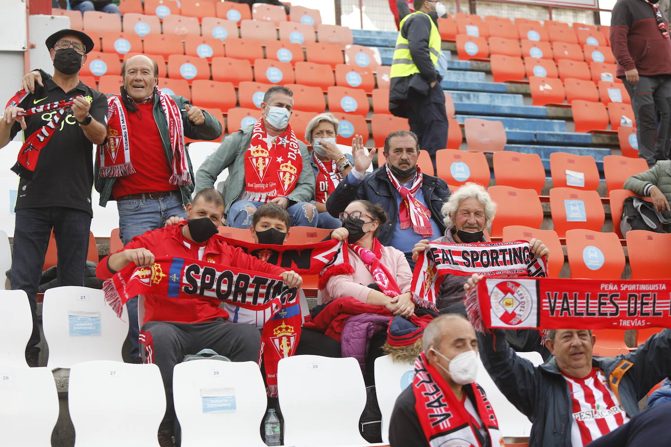 La afición del Sporting ha viajado a Lugo para empujar al equipo gijonés hacia la victoria 