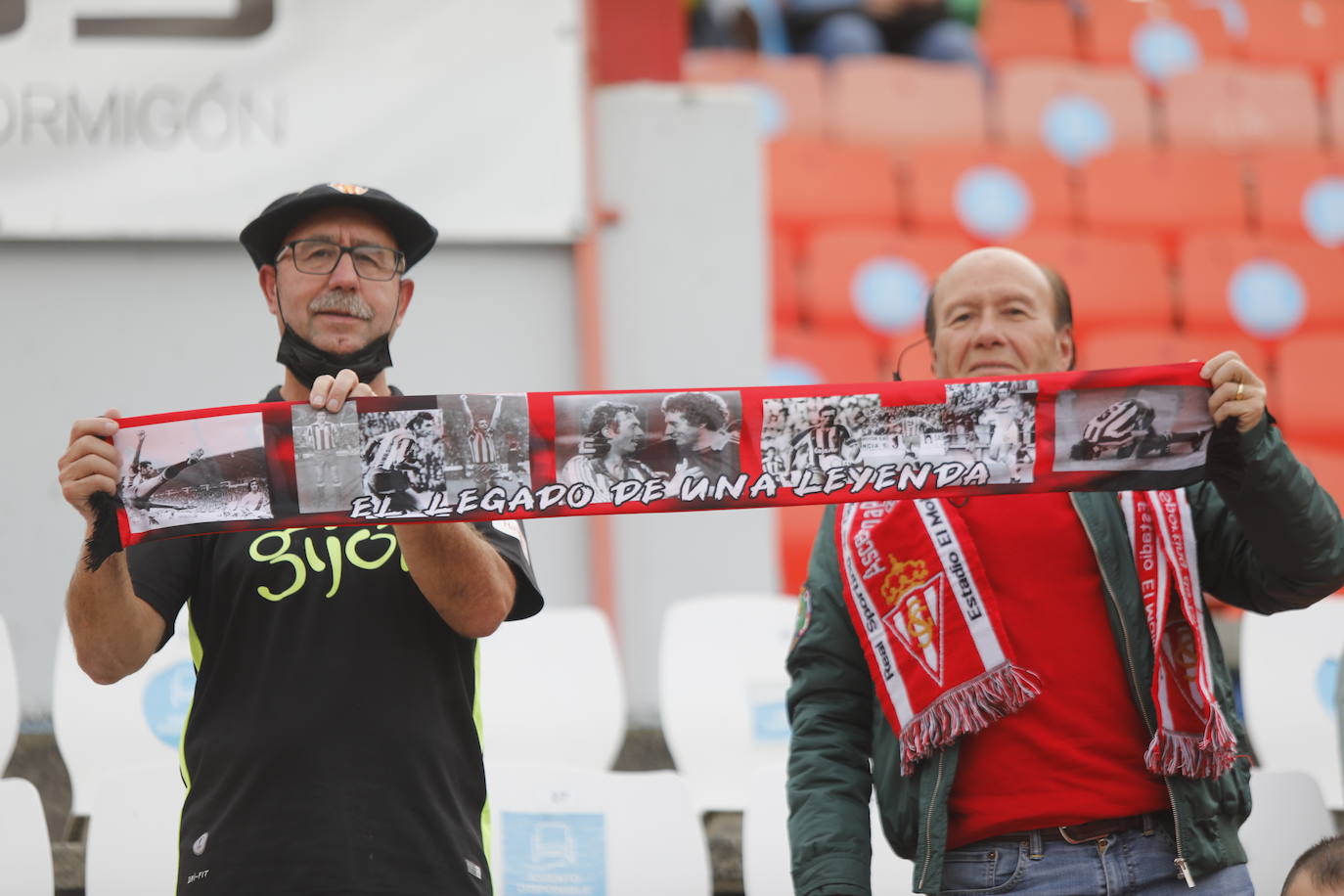 La afición del Sporting ha viajado a Lugo para empujar al equipo gijonés hacia la victoria 