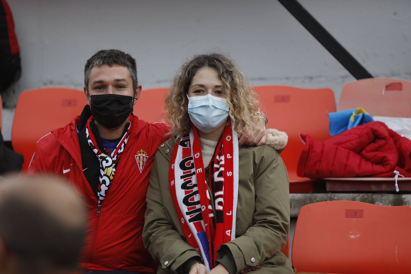 La afición del Sporting ha viajado a Lugo para empujar al equipo gijonés hacia la victoria 