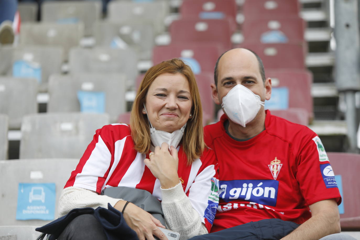 La afición del Sporting ha viajado a Lugo para empujar al equipo gijonés hacia la victoria 