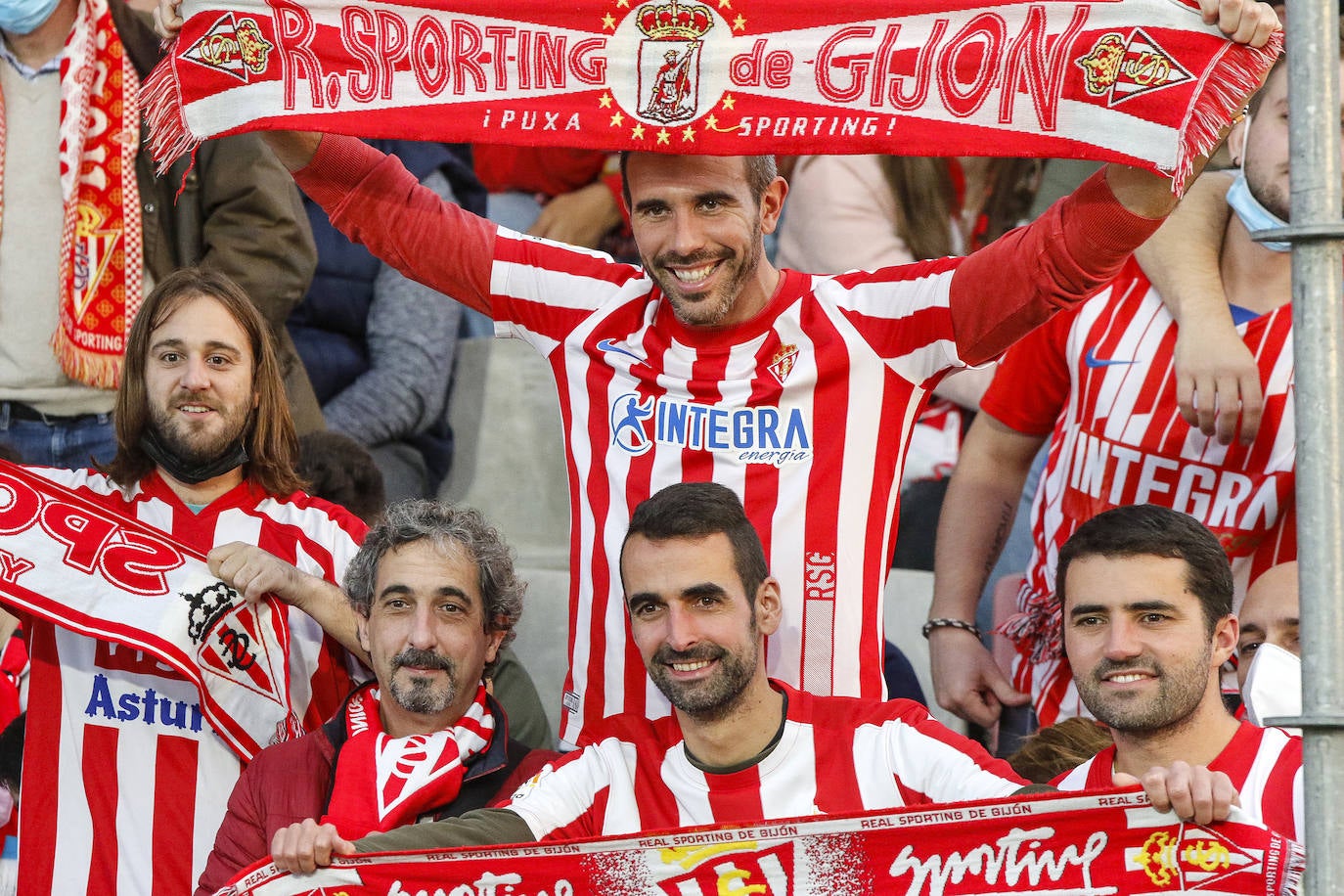 La afición del Sporting ha viajado a Lugo para empujar al equipo gijonés hacia la victoria 