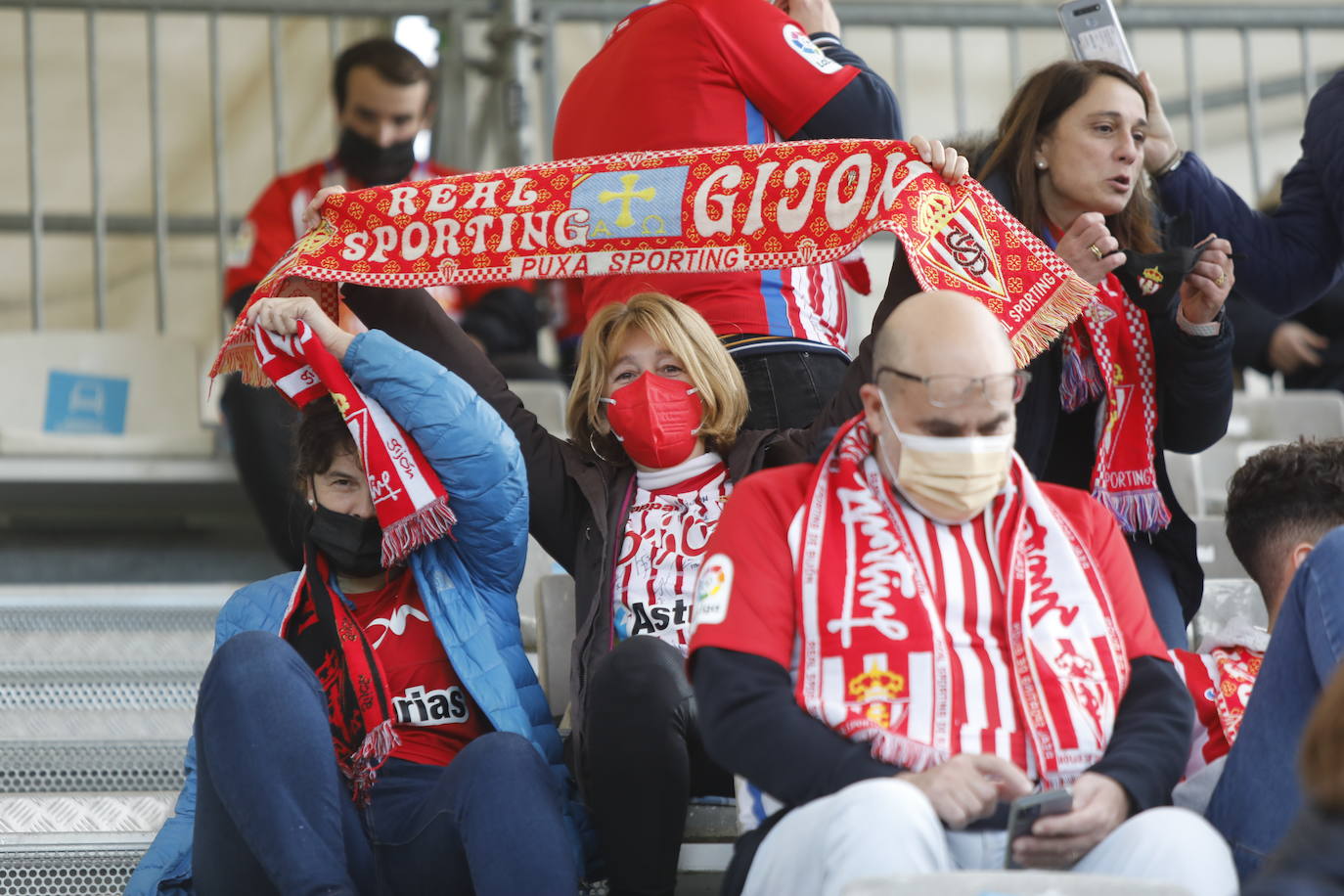 La afición del Sporting ha viajado a Lugo para empujar al equipo gijonés hacia la victoria 