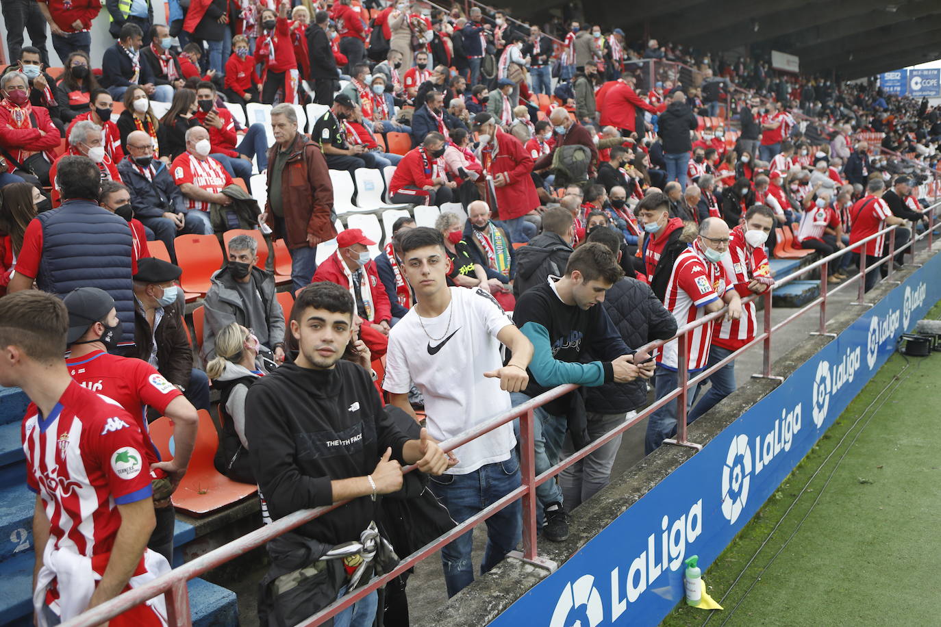 La afición del Sporting ha viajado a Lugo para empujar al equipo gijonés hacia la victoria 