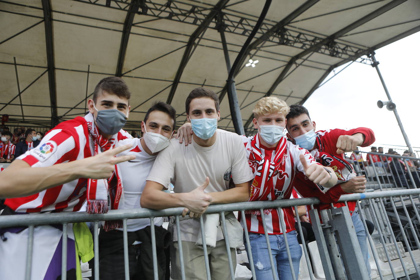 La afición del Sporting ha viajado a Lugo para empujar al equipo gijonés hacia la victoria 