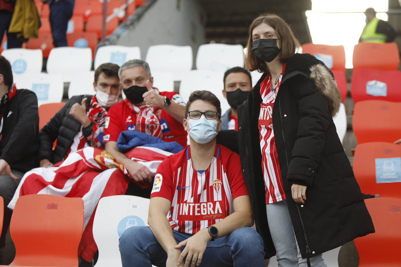 La afición del Sporting ha viajado a Lugo para empujar al equipo gijonés hacia la victoria 